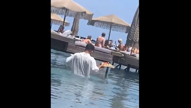 «Δεν με ενοχλεί αυτός ο τρόπος, παίρνω 200 ευρώ φιλοδώρημα» λέει ο σερβιτόρος που πήγε παραγγελία από τη θάλασσα