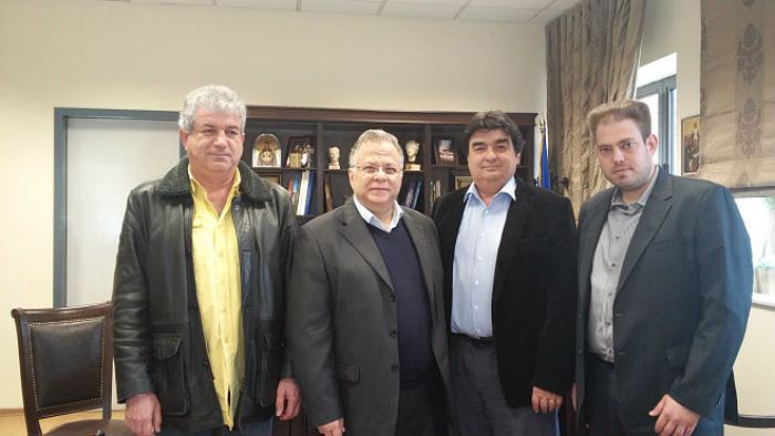 &Mu;&epsilon; &tau;&omicron;&nu; &Pi;&rho;ό&epsilon;&delta;&rho;&omicron; &tau;&omicron;&upsilon; &laquo;&Chi;&alpha;&mu;ό&gamma;&epsilon;&lambda;&omicron;&upsilon;&raquo; &sigma;&upsilon;&nu;&alpha;&nu;&tau;ή&theta;&eta;&kappa;&epsilon; &omicron; &Alpha;&nu;&tau;&iota;&pi;&epsilon;&rho;&iota;&phi;&epsilon;&rho;&epsilon;&iota;ά&rho;&chi;&eta;&sigmaf; &Alpha;&rho;&kappa;&alpha;&delta;ί&alpha;&sigmaf;