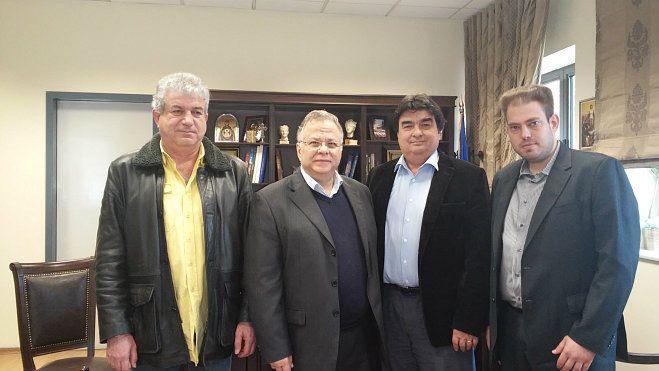 &Mu;&epsilon; &tau;&omicron;&nu; &Pi;&rho;ό&epsilon;&delta;&rho;&omicron; &tau;&omicron;&upsilon; &laquo;&Chi;&alpha;&mu;ό&gamma;&epsilon;&lambda;&omicron;&upsilon;&raquo; &sigma;&upsilon;&nu;&alpha;&nu;&tau;ή&theta;&eta;&kappa;&epsilon; &omicron; &Alpha;&nu;&tau;&iota;&pi;&epsilon;&rho;&iota;&phi;&epsilon;&rho;&epsilon;&iota;ά&rho;&chi;&eta;&sigmaf; &Alpha;&rho;&kappa;&alpha;&delta;ί&alpha;&sigmaf;