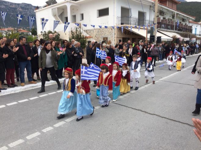 Η μαθητική παρέλαση στον Τυρό Κυνουρίας (εικόνες)