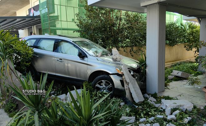 Τροχαίο στο Ναύπλιο | Αυτοκίνητο εισέβαλε σε πυλωτή πολυκατοικίας (vd)