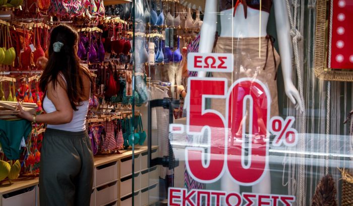 Αρχίζουν οι καλοκαιρινές εκπτώσεις 2025