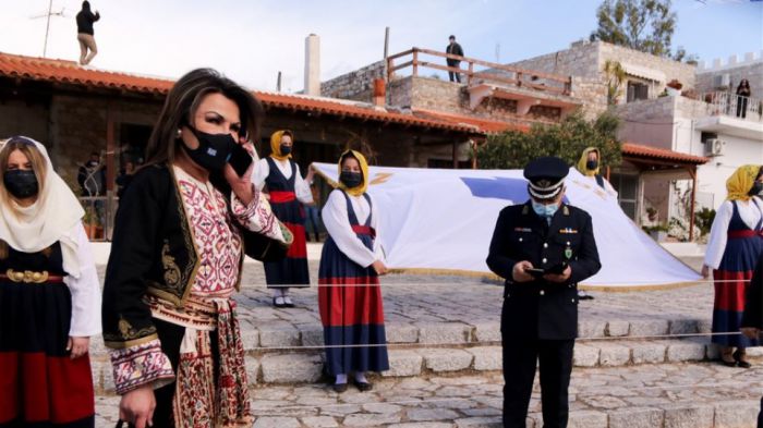 &Eta; &Gamma;&iota;ά&nu;&nu;&alpha; &Alpha;&gamma;&gamma;&epsilon;&lambda;&omicron;&pi;&omicron;ύ&lambda;&omicron;&upsilon; &mu;&epsilon; &pi;&alpha;&rho;&alpha;&delta;&omicron;&sigma;&iota;&alpha;&kappa;ή &epsilon;&nu;&delta;&upsilon;&mu;&alpha;&sigma;ί&alpha; &sigma;&tau;&eta; &Mu;ά&nu;&eta; (&epsilon;&iota;&kappa;ό&nu;&epsilon;&sigmaf;)