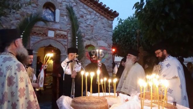 &Iota;&epsilon;&rho;&epsilon;&mu;ί&alpha;&sigmaf; &sigma;&tau;&eta; &Mu;&omicron;&nu;ή &Mu;&pi;&omicron;ύ&rho;&alpha;: "&Kappa;&alpha;&iota; &xi;ώ&pi;&lambda;&alpha;&tau;&epsilon;&sigmaf; &omicron;&iota; &gamma;&upsilon;&nu;&alpha;ί&kappa;&epsilon;&sigmaf; &theta;&alpha; έ&rho;&chi;&omicron;&nu;&tau;&alpha;&iota; &sigma;&tau;&eta;&nu; &Epsilon;&kappa;&kappa;&lambda;&eta;&sigma;ί&alpha;" (vd)