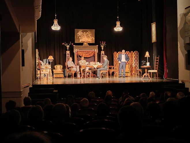 &Pi;&rho;&epsilon;&mu;&iota;έ&rho;&alpha; &gamma;&iota;&alpha; &tau;&eta; &nu;έ&alpha; &pi;&alpha;&rho;ά&sigma;&tau;&alpha;&sigma;&eta; &tau;&eta;&sigmaf; &Theta;&epsilon;&alpha;&tau;&rho;&iota;&kappa;ή&sigmaf; &Omicron;&mu;ά&delta;&alpha;&sigmaf; &Tau;&rho;ί&pi;&omicron;&lambda;&eta;&sigmaf;! (&epsilon;&iota;&kappa;ό&nu;&epsilon;&sigmaf;)