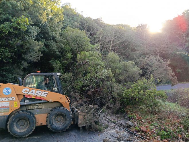 Μεγάλη κατολίσθηση στην είσοδο του χωριού Μαυρογιάννη - Κινητοποίηση από τον δήμο Τρίπολης και διάνοιξη του δρόμου (εικόνες)