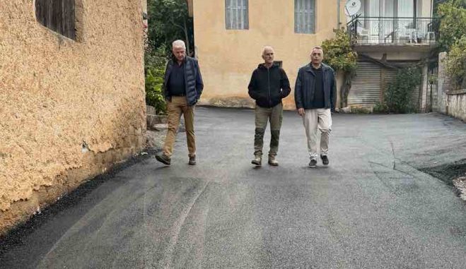 &Alpha;&sigma;&phi;&alpha;&lambda;&tau;&omicron;&sigma;&tau;&rho;ώ&sigma;&epsilon;&iota;&sigmaf; &sigma;&epsilon; &Sigma;&eta;&mu;&iota;ά&delta;&epsilon;&sigmaf; &kappa;&alpha;&iota; &Delta;ά&rho;&alpha; | &Tau;&zeta;&iota;&omicron;ύ&mu;&eta;&sigmaf;: &laquo;&Sigma;&upsilon;&nu;&epsilon;&chi;ί&zeta;&omicron;&upsilon;&mu;&epsilon; &mu;&epsilon; έ&rho;&gamma;&alpha; &sigma;&epsilon; ό&lambda;&alpha; &tau;&alpha; &chi;&omega;&rho;&iota;ά &mu;&alpha;&sigmaf;&raquo; (vd)