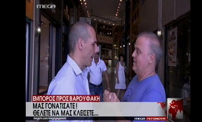Αγανακτισμένος έμπορος «στριμώχνει» τον Βαρουφάκη, μπροστά στην κάμερα! (vd)
