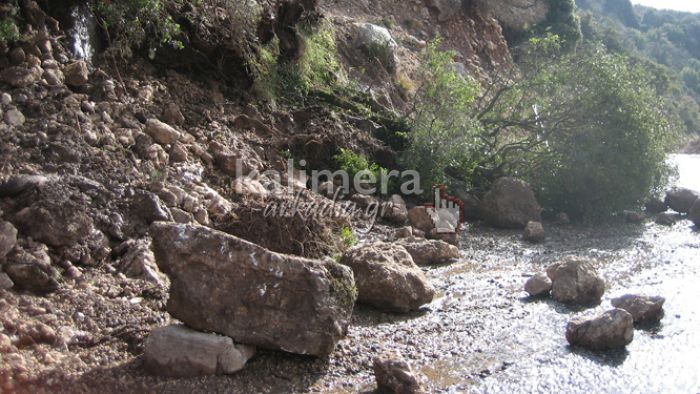 Διακόπηκε η κυκλοφορία στις Ράχες Γορτυνίας λόγω κατολίσθησης