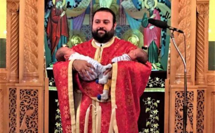 &laquo;&Phi;έ&rho;&tau;&epsilon; &tau;&alpha; &pi;&alpha;&iota;&delta;&iota;ά &sigma;&tau;&eta;&nu; &epsilon;&kappa;&kappa;&lambda;&eta;&sigma;ί&alpha; &kappa;&iota; &alpha;&sigmaf; &kappa;ά&nu;&omicron;&upsilon;&nu; &phi;&alpha;&sigma;&alpha;&rho;ί&alpha;!&raquo;