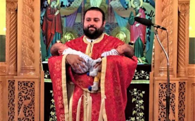 &laquo;&Phi;έ&rho;&tau;&epsilon; &tau;&alpha; &pi;&alpha;&iota;&delta;&iota;ά &sigma;&tau;&eta;&nu; &epsilon;&kappa;&kappa;&lambda;&eta;&sigma;ί&alpha; &kappa;&iota; &alpha;&sigmaf; &kappa;ά&nu;&omicron;&upsilon;&nu; &phi;&alpha;&sigma;&alpha;&rho;ί&alpha;!&raquo;