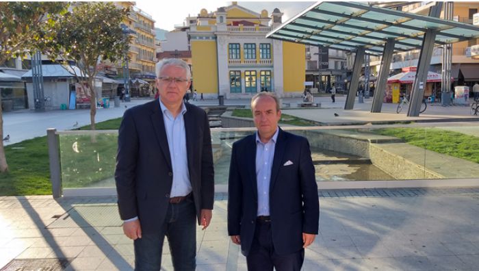 &Sigma;&tau;&eta; "&Nu;έ&alpha; &Tau;&rho;ί&pi;&omicron;&lambda;&eta;" &omicron; &Gamma;&iota;ά&nu;&nu;&eta;&sigmaf; &Sigma;&alpha;&mu;&pi;&rho;ά&kappa;&omicron;&sigmaf;