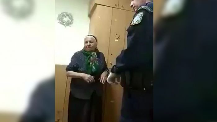 Το video της ντροπής από τη σύλληψη της γιαγιάς που πουλούσε παντόφλες στη λαϊκή αγορά (vd)