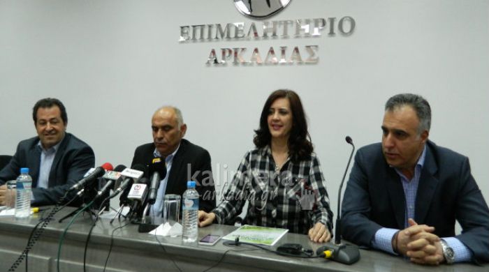 &Xi;έ&nu;&omicron;&iota; έ&mu;&pi;&omicron;&rho;&omicron;&iota; &kappa;&alpha;&iota; &chi;&iota;&lambda;&iota;ά&delta;&epsilon;&sigmaf; &kappa;ό&sigma;&mu;&omicron;&sigmaf; &alpha;&nu;&alpha;&mu;έ&nu;&epsilon;&tau;&alpha;&iota; &sigma;&tau;&omicron; &phi;&epsilon;&tau;&iota;&nu;ό &laquo;&Alpha;&rho;&kappa;&alpha;&delta;&iota;&kappa;ό &Pi;&alpha;&nu;ό&rho;&alpha;&mu;&alpha;&raquo; (vd)