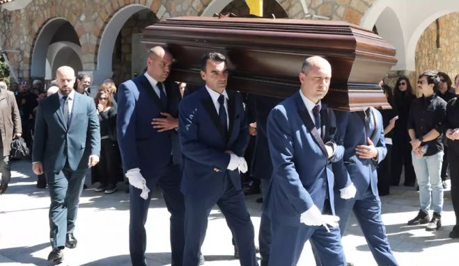 Γιώργος Καραγιάννης | Πλήθος κόσμου στην κηδεία του εμβληματικού παραγωγού από την Τρίπολη (εικόνες)