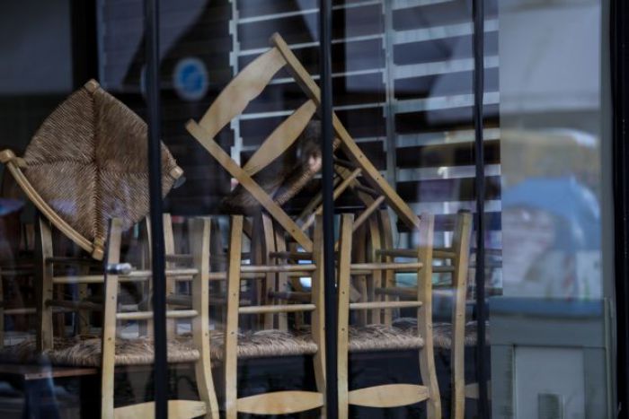 Covid | &Pi;&rho;ό&sigma;&tau;&iota;&mu;&omicron; 5.000 &epsilon;&upsilon;&rho;ώ &sigma;&epsilon; &kappa;&alpha;&phi;&epsilon;&tau;έ&rho;&iota;&alpha; - &Alpha;&pi;ό 300 &epsilon;&upsilon;&rho;ώ &theta;&alpha; &pi;&lambda;&eta;&rho;ώ&sigma;&omicron;&upsilon;&nu; &omicron;&iota; &pi;&epsilon;&lambda;ά&tau;&epsilon;&sigmaf;