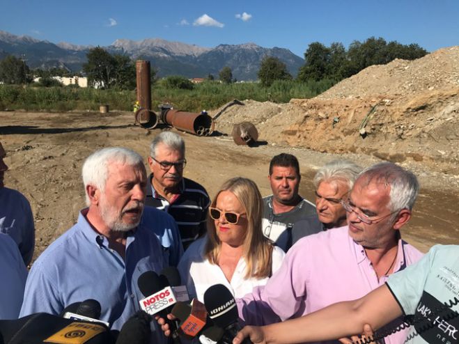 "&Mu;ή&nu;&upsilon;&mu;&alpha;" (&pi;&rho;&omicron;&sigmaf; &tau;&eta; &Nu;&Delta;;) &Tau;&alpha;&tau;&omicron;ύ&lambda;&eta; &alpha;&pi;ό &tau;&eta; &Lambda;&alpha;&kappa;&omega;&nu;ί&alpha;: "&Delta;&epsilon;&nu; &theta;&alpha; &pi;&rho;έ&pi;&epsilon;&iota; &tau;&alpha; &kappa;ό&mu;&mu;&alpha;&tau;&alpha; &nu;&alpha; &chi;&rho;&eta;&sigma;&iota;&mu;&omicron;&pi;&omicron;&iota;&omicron;ύ&nu; &tau;&eta;&nu; &Pi;&epsilon;&rho;&iota;&phi;έ&rho;&epsilon;&iota;&alpha; &gamma;&iota;&alpha; &nu;&alpha; &kappa;ά&nu;&omicron;&upsilon;&nu; &tau;&alpha; &delta;&iota;&kappa;ά &tau;&omicron;&upsilon;&sigmaf; &alpha;&lambda;&iota;&sigma;&beta;&epsilon;&rho;ί&sigma;&iota;&alpha;"
