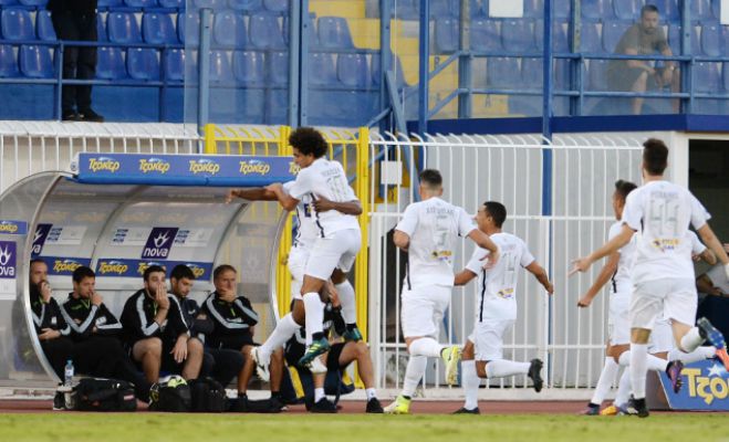 &Nu;ί&kappa;&eta;&sigma;&epsilon; &omicron; &Alpha;&tau;&rho;ό&mu;&eta;&tau;&omicron;&sigmaf;, "&phi;&omega;&nu;ά&zeta;&epsilon;&iota;" &gamma;&iota;&alpha; &tau;&eta; &delta;&iota;&alpha;&iota;&tau;&eta;&sigma;ί&alpha; &omicron; &Alpha;&sigma;&tau;έ&rho;&alpha;&sigmaf;