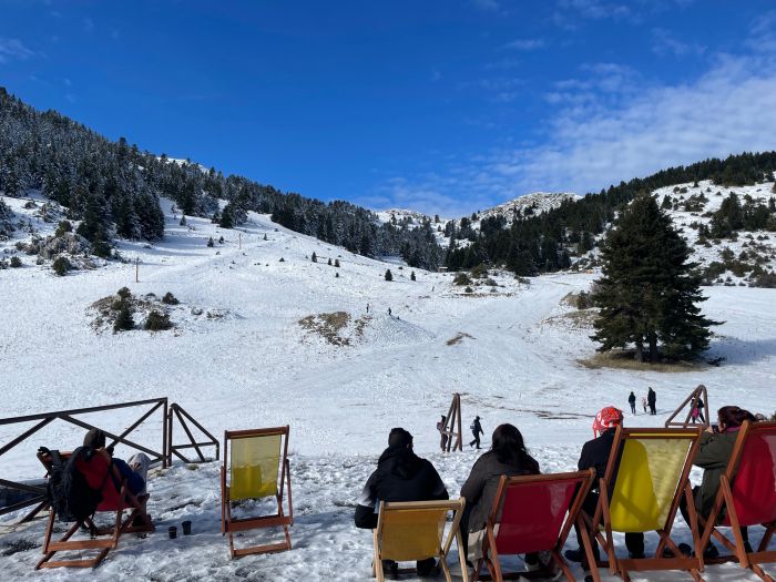 Χιονοδρομικό Κέντρο | Λευκό τοπίο, καφεδάκι και παιχνίδι με έλκηθρα (εικόνες)