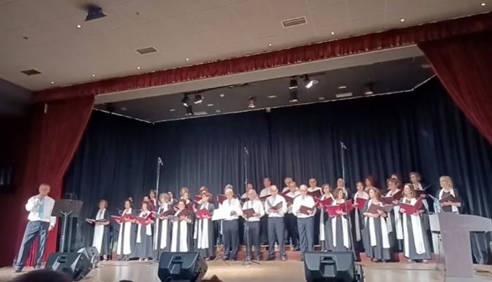 &Tau;&omicron; &alpha;&phi;&iota;έ&rho;&omega;&mu;&alpha; &sigma;&tau;&omicron;&nu; &Mu;ί&kappa;&eta; &alpha;&pi;ό &tau;&eta; &Delta;&eta;&mu;&omicron;&tau;&iota;&kappa;ή &Chi;&omicron;&rho;&omega;&delta;ί&alpha; &Mu;&epsilon;&gamma;&alpha;&lambda;ό&pi;&omicron;&lambda;&eta;&sigmaf; &laquo;&Pi;&upsilon;&lambda;ά&delta;&eta;&sigmaf;&raquo; (vd)