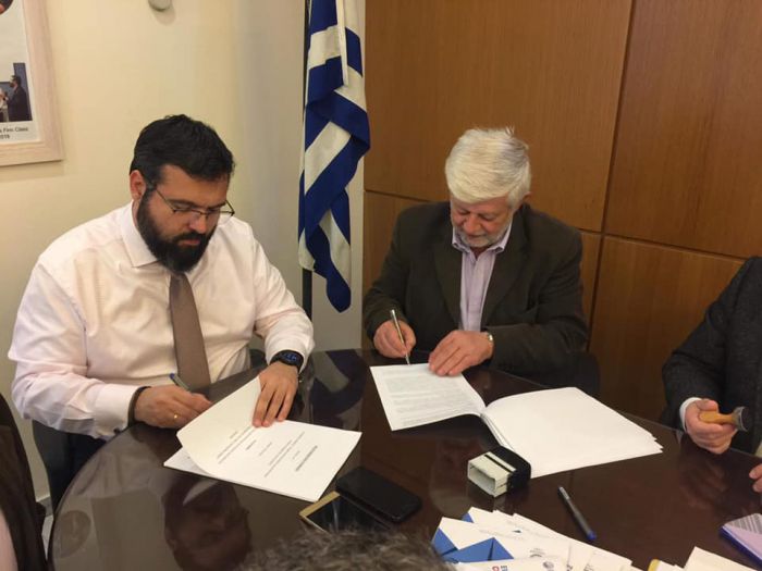 Υπογραφές για τα έργα στο γήπεδο 5X5 της Βλαχέρνας - Τι ανακοίνωσε ο Αντιδήμαρχος Παπαχρόνης!