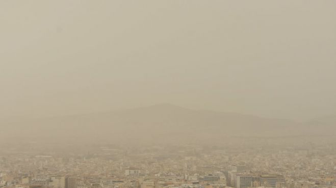 Για άλλες δύο ημέρες σε κλοιό σκόνης η Ελλάδα