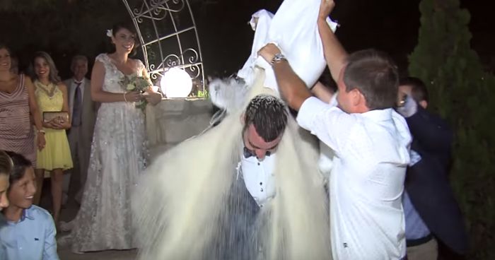 «Έλουσαν» τον γαμπρό με ...200 κιλά ρύζι στην Κρήτη! (vd)