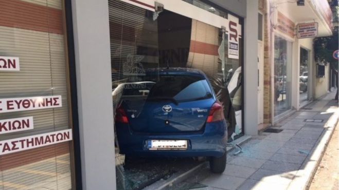 Αγρίνιο | Αυτοκίνητο «μπούκαρε» σε ασφαλιστικό γραφείο μετά από σύγκρουση!