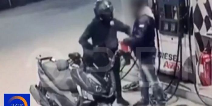Βίντεο-ντοκουμέντο | Ο επίορκος αστυνομικός ληστεύει υπάλληλο σε βενζινάδικο (vd)