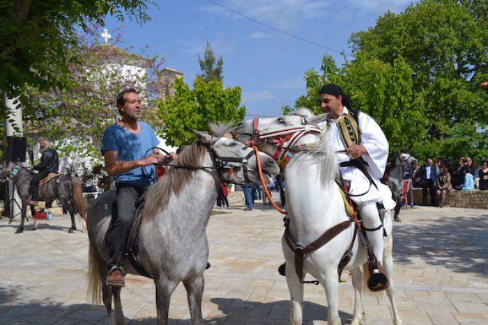 Καβαλάρηδες με άλογα του Αγιωργιού στον Αγιάννη Κυνουρίας (vd)