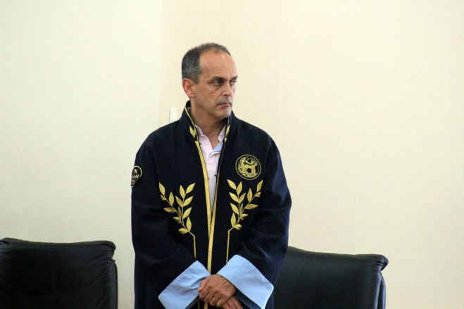 &laquo;Έ&phi;&upsilon;&gamma;&epsilon;&raquo; &omicron; &Kappa;&alpha;&theta;&eta;&gamma;&eta;&tau;ή&sigmaf; &tau;&omicron;&upsilon; &Pi;&alpha;&nu;&epsilon;&pi;&iota;&sigma;&tau;&eta;&mu;ί&omicron;&upsilon; &Pi;&epsilon;&lambda;&omicron;&pi;&omicron;&nu;&nu;ή&sigma;&omicron;&upsilon;, &Nu;ί&kappa;&omicron;&sigmaf; &Zeta;&alpha;&chi;&alpha;&rho;&iota;ά&sigmaf;