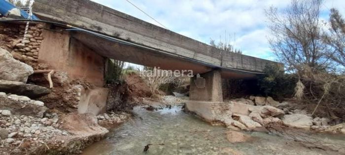 Γορτυνία | Διαλύθηκε γεφύρι που εξυπηρετεί τέσσερα ηλικιωμένα άτομα - &quot;Φτιάξτε προσωρινά μια γέφυρα στρατού&quot; (εικόνες)