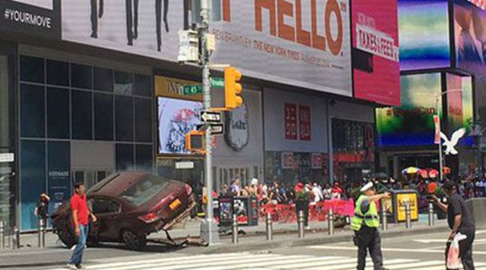 Αυτοκίνητο έπεσε πάνω σε πεζούς στη Νέα Υόρκη - 1 νεκρός και 22 τραυματίες