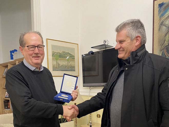 &Eta; &sigma;&upsilon;&nu;ά&nu;&tau;&eta;&sigma;&eta; &Nu;ί&kappa;&alpha; - &Kappa;&omicron;&lambda;&upsilon;&beta;ή&rho;&alpha; &sigma;&tau;&eta;&nu; &Tau;&rho;ί&pi;&omicron;&lambda;&eta;