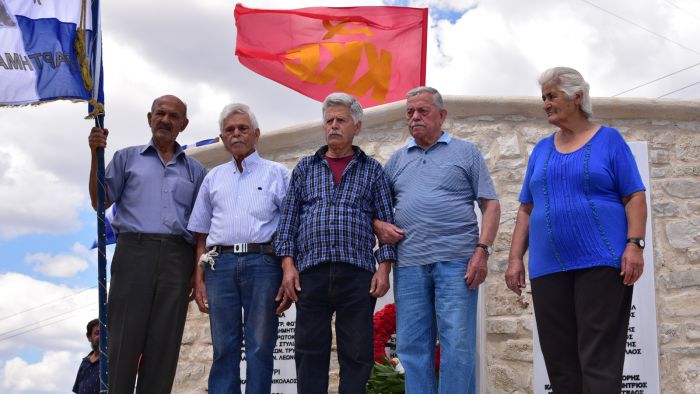 &Tau;ί&mu;&eta;&sigma;&alpha;&nu; &tau;&omicron;&upsilon;&sigmaf; &mu;&alpha;&chi;&eta;&tau;έ&sigmaf; &tau;&omicron;&upsilon; &Delta;&eta;&mu;&omicron;&kappa;&rho;&alpha;&tau;&iota;&kappa;&omicron;ύ &Sigma;&tau;&rho;&alpha;&tau;&omicron;ύ &sigma;&tau;&eta;&nu; &Kappa;&upsilon;&nu;&omicron;&upsilon;&rho;ί&alpha; (&epsilon;&iota;&kappa;ό&nu;&epsilon;&sigmaf;)