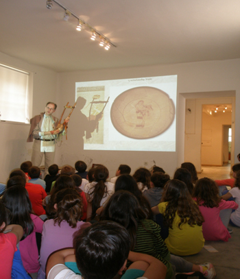 &Mu;&omicron;&upsilon;&sigma;&epsilon;ί&omicron; &Tau;&rho;ί&pi;&omicron;&lambda;&eta;&sigmaf; - &Mu;&omicron;&upsilon;&sigma;&iota;&kappa;ό &tau;&alpha;&xi;ί&delta;&iota; &sigma;&tau;&eta;&nu; &alpha;&rho;&chi;&alpha;ί&alpha; &Epsilon;&lambda;&lambda;ά&delta;&alpha; &gamma;&iota;&alpha; &mu;&iota;&kappa;&rho;&omicron;ύ&sigmaf; &mu;&alpha;&theta;&eta;&tau;έ&sigmaf; &tau;&eta;&sigmaf; &pi;ό&lambda;&eta;&sigmaf; (&epsilon;&iota;&kappa;ό&nu;&epsilon;&sigmaf;)