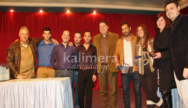 Ό&lambda;&omicron; &kappa;&alpha;&iota; &pi;&epsilon;&rho;&iota;&sigma;&sigma;ό&tau;&epsilon;&rho;&omicron;&upsilon;&sigmaf; &phi;ί&lambda;&omicron;&upsilon;&sigmaf; &alpha;&pi;&omicron;&kappa;&tau;ά &eta; &xi;&upsilon;&lambda;&omicron;&rho;&alpha;&kappa;έ&tau;&alpha; &sigma;&tau;&eta;&nu; &Tau;&rho;ί&pi;&omicron;&lambda;&eta; &ndash; &Gamma;&alpha;&iota;&tau;ί &delta;ά&kappa;&rho;&upsilon;&sigma;&epsilon; &omicron; &Delta;&eta;&mu;ή&tau;&rho;&eta;&sigmaf; &laquo;&Pi;&alpha;&sigma;&alpha;&rho;έ&lambda;&alpha;&sigmaf;&raquo; (vd)