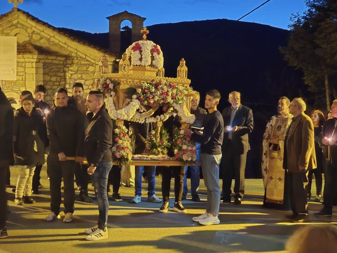 Με κατάνυξη και θρησκευτική ευλάβεια η περιφορά του Επιταφίου στα Τρόπαια (vd)