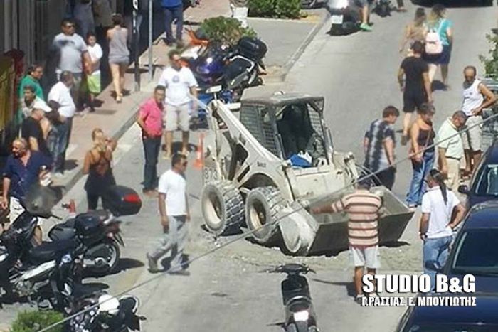 Τροχαίο ατύχημα με χωματουργικό μηχάνημα στο κέντρο του Άργους