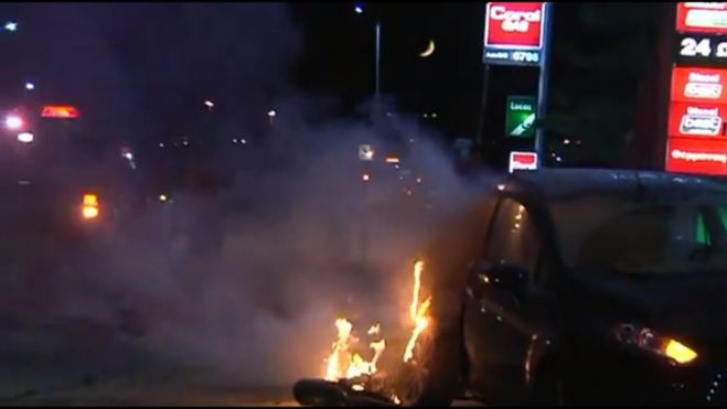 ΙΧ αυτοκίνητο και μηχανή τυλίχθηκαν στις φλόγες στην παλαιά εθνική Αθηνών - Κορίνθου (vd)