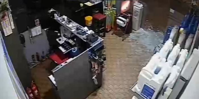 Η κάμερα "τσίμπησε" κλέφτη σε βενζινάδικο, στην παλιό δρόμο "Τρίπολης - Καλαμάτας"! (vd)