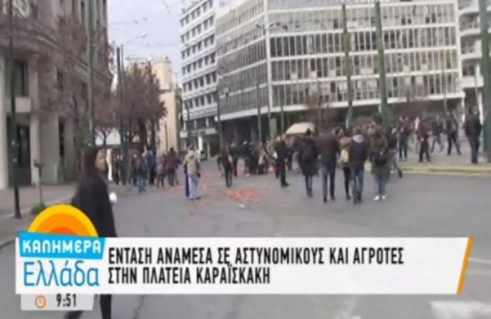 Αγρότες: Μεγάλη ένταση στην πλατεία Καραϊσκάκη (vd)