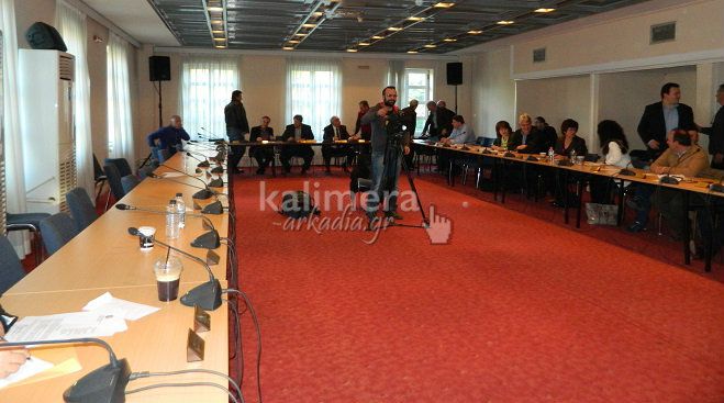 Συμβούλιο στην Τρίπολη με αποχωρήσεις, διακοπές και αποφάσεις για τα σκουπίδια (vd)!