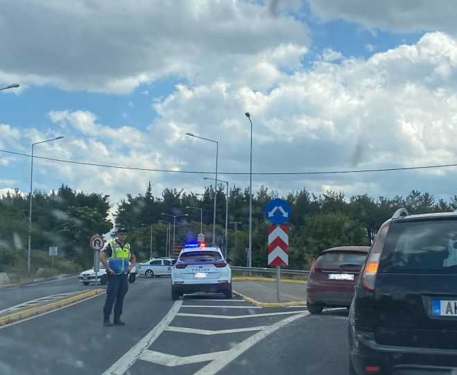 Υπό έλεγχο η φωτιά στην Τεγέα - Η αστυνομία απέκλεισε δρόμο (εικόνες)