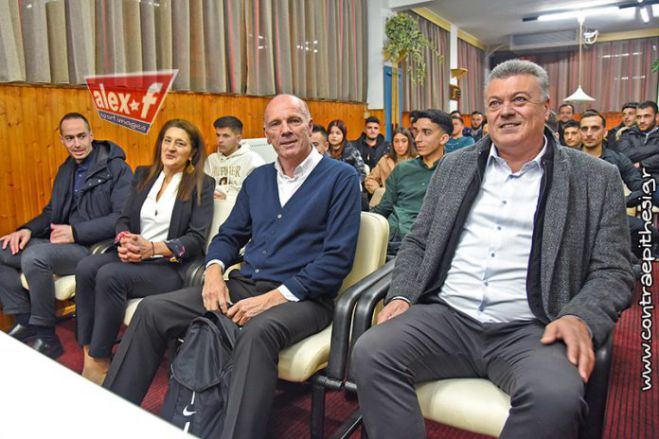 &Sigma;&tau;&eta;&nu; &Tau;&rho;ί&pi;&omicron;&lambda;&eta; &omicron; &Pi;&rho;ό&epsilon;&delta;&rho;&omicron;&sigmaf; &tau;&eta;&sigmaf; &Kappa;&Epsilon;&Delta; Steve Bennett!