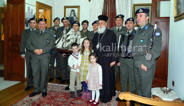 &Eta; &mu;&pi;ά&nu;&tau;&alpha; &tau;&omicron;&upsilon; &Sigma;&tau;&rho;&alpha;&tau;&omicron;ύ έ&psi;&alpha;&lambda;&epsilon; &tau;&alpha; &kappa;ά&lambda;&alpha;&nu;&tau;&alpha; &sigma;&tau;&omicron;&nu; &Mu;&eta;&tau;&rho;&omicron;&pi;&omicron;&lambda;ί&tau;&eta; &Alpha;&lambda;έ&xi;&alpha;&nu;&delta;&rho;&omicron; (vd)