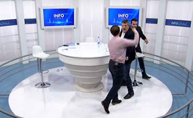 &Pi;&omicron;&lambda;&iota;&tau;&iota;&kappa;&omicron;ί έ&pi;&alpha;&iota;&xi;&alpha;&nu; &mu;&pi;&omicron;&upsilon;&nu;&iota;έ&sigmaf; &sigma;&epsilon; .. &tau;&eta;&lambda;&epsilon;&omicron;&pi;&tau;&iota;&kappa;ό &sigma;&tau;&omicron;ύ&nu;&tau;&iota;&omicron;! (vd)