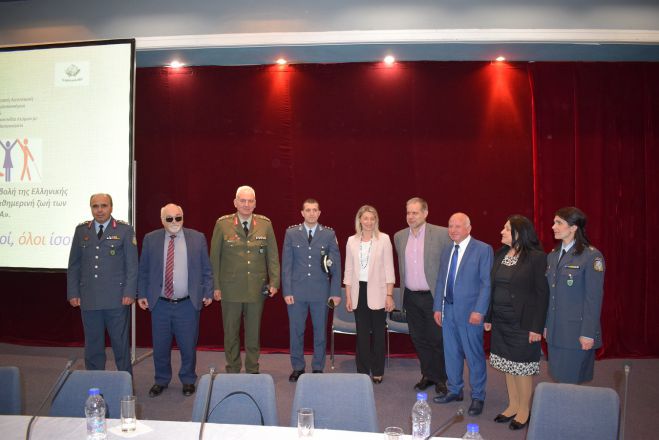 &Tau;&rho;ί&pi;&omicron;&lambda;&eta; | &Mu;&epsilon; &epsilon;&pi;&iota;&tau;&upsilon;&chi;ί&alpha; &eta; &eta;&mu;&epsilon;&rho;ί&delta;&alpha; &mu;&epsilon; &theta;έ&mu;&alpha; &laquo;&Omicron; &rho;ό&lambda;&omicron;&sigmaf; &kappa;&alpha;&iota; &eta; &sigma;&upsilon;&mu;&beta;&omicron;&lambda;ή &tau;&eta;&sigmaf; &Epsilon;&lambda;&lambda;&eta;&nu;&iota;&kappa;ή&sigmaf; &Alpha;&sigma;&tau;&upsilon;&nu;&omicron;&mu;ί&alpha;&sigmaf; &sigma;&tau;&eta;&nu; &kappa;&alpha;&theta;&eta;&mu;&epsilon;&rho;&iota;&nu;ή &zeta;&omega;ή &tau;&omega;&nu; &Alpha;&mu;&epsilon;&Alpha;&raquo;