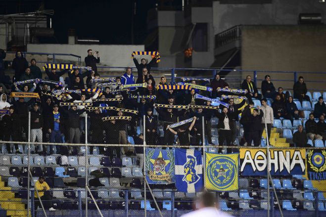 Ομάδα και κόσμος πανηγύρισαν μαζί τη νίκη στο Περιστέρι! (vd)