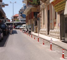 &Tau;&rho;ί&pi;&omicron;&lambda;&eta; - &Kappa;&omicron;&lambda;&omega;&nu;ά&kappa;&iota;&alpha; &sigma;&tau;&eta;&nu; &omicron;&delta;ό &laquo;&Gamma;&rho;&eta;&gamma;&omicron;&rho;ί&omicron;&upsilon; &Epsilon;&rsquo;&raquo; (&epsilon;&iota;&kappa;ό&nu;&epsilon;&sigmaf; &kappa;&alpha;&iota; video)